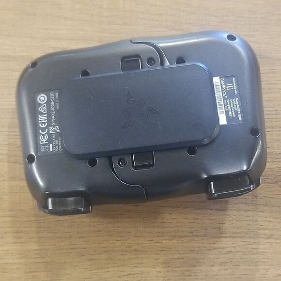 RAZER KISHI FOR IPHONE RZ06-03360100-R3U1 BLACK Gaming Controller - Picture 6 of 7